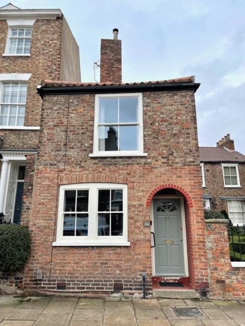 The Old Carriage House Villa York Exterior photo